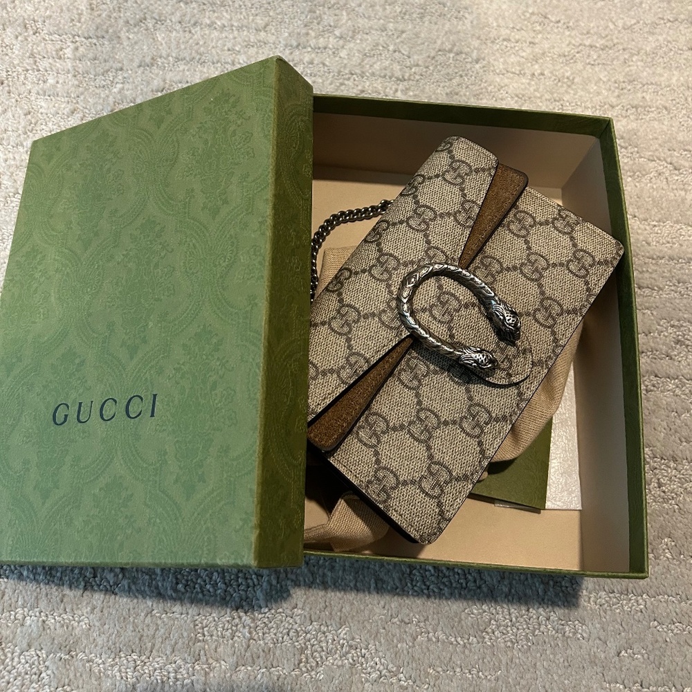 Very new. No tear no scratch. Comes with box, dust bag and tag.